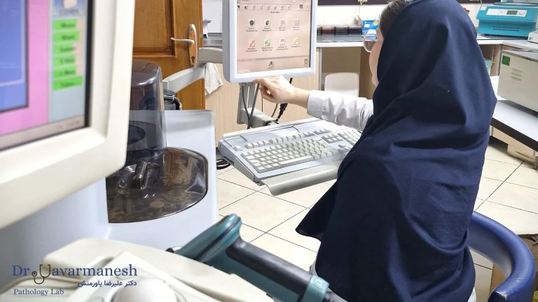 جواب‌دهی آنلاین و نمونه‌گیری در منزل، بهترین آزمایشگاه مشهد