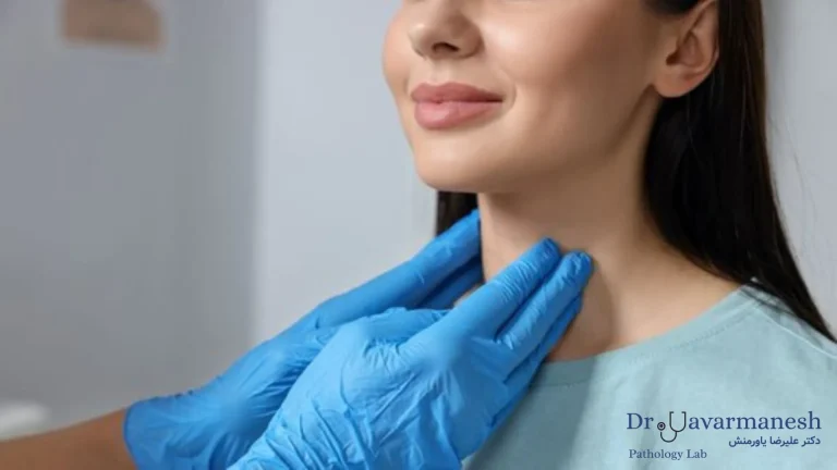 پزشک در حال معاینه فیزیکی تیروئید بیمار از طریق لمس گردن. آزمایشگاه دکتر یاورمنش